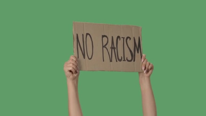 带有铭文的抗议海报没有种族主义。说明人权自由运动的背景。女性双手手持海报绿屏，色键。特写。慢动作
