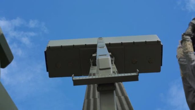 军用雷达防空系统的旋转天线。