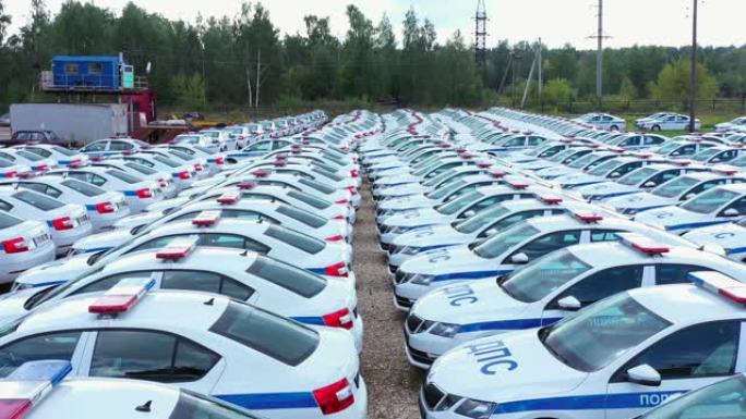 俄罗斯警察白色汽车许多交通站在停车场鸟瞰图。同一路警察在停车场的巡逻车从无人机上方。