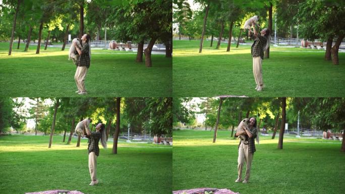 女孩和哈巴狗玩得很开心，她把狗扔到公园的空中