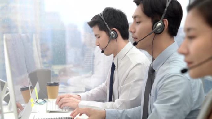呼叫中心城市办公室年轻微笑的亚洲男性电话营销运营商