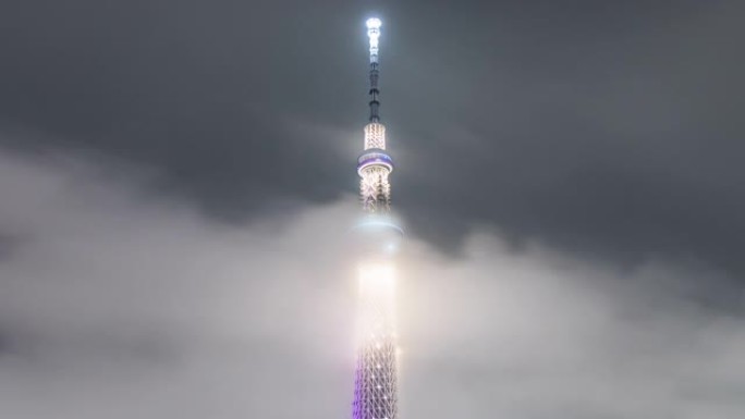 东京晴空塔夜间广告灯光秀的4k延时。日本旅游地标，亚洲旅游目的地，日本旅游景点概念。放大