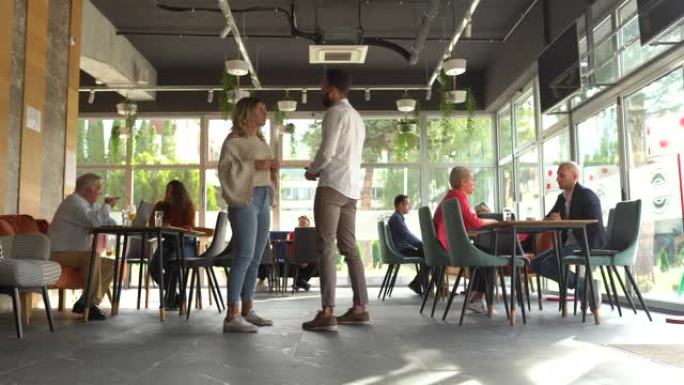 男人和女人站在咖啡馆里聊天