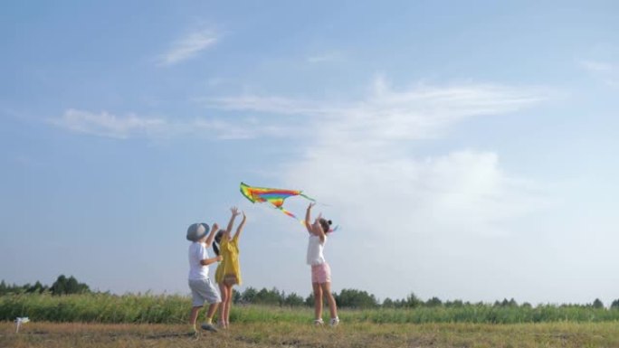 朋友关系，可爱的孩子一起放风筝，在森林林间空地享受游戏，同时在暑假在大自然中放松