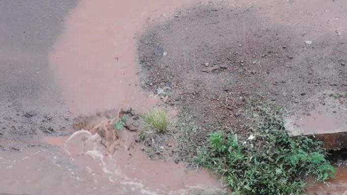 大雨导致污水流经路面的特写视图