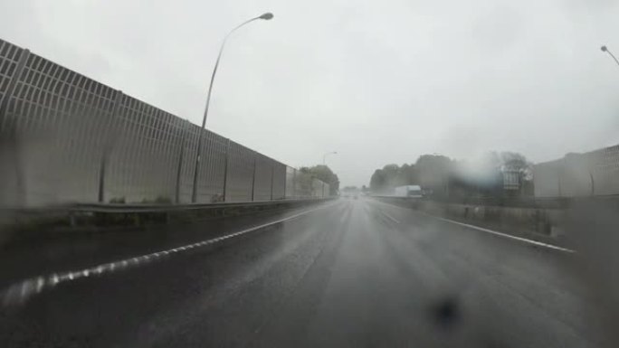 雨天开车。大雨中的交通，高速公路上的交通。镜头上的雨滴