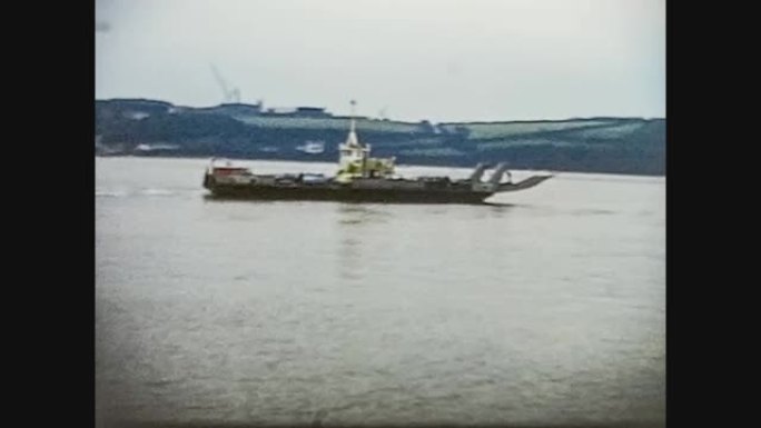 英国1970，河上的货船
