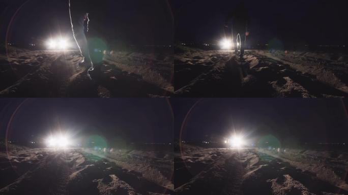 男子开着大灯接近汽车，与强盗进行夜间谈判