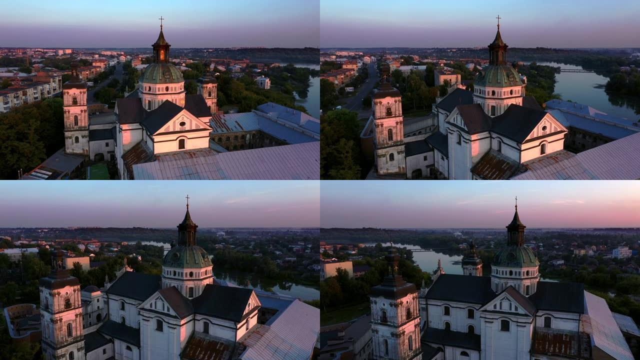 中世纪天主教古-乌克兰别尔迪季夫市的堡垒。赤脚迦默罗修道院。航空勘测，无人机飞行