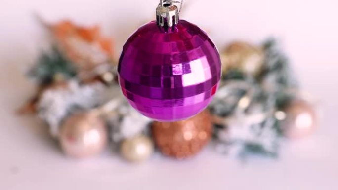 圣诞节和元旦节日装饰，紫色球。复制空间。