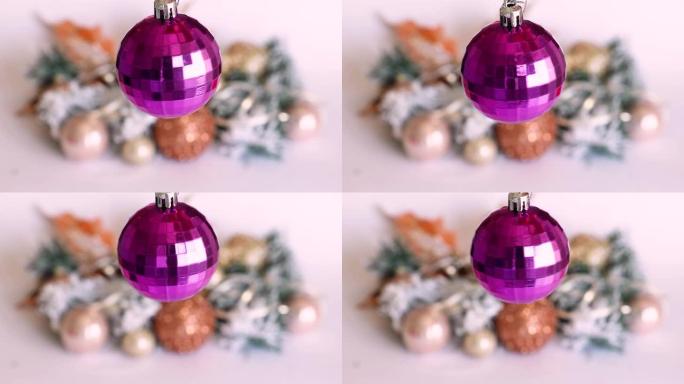 圣诞节和元旦节日装饰，紫色球。复制空间。