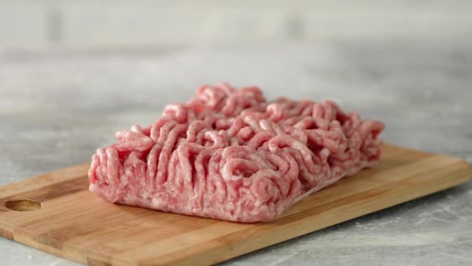 切菜板上的成品生碎肉旋转。