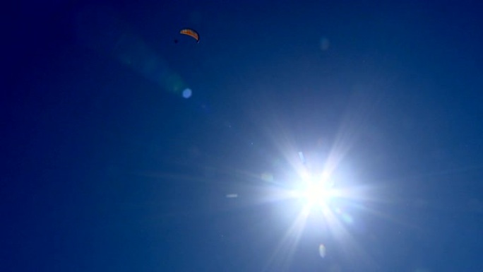 在晴朗的夏日滑翔伞