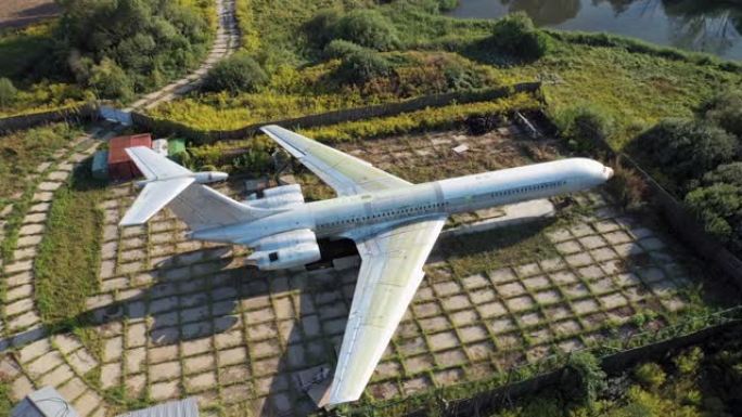前共产党书记列昂尼德·勃列日涅夫的第一飞机被遗弃。