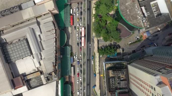 飞越吉隆坡城市阳光明媚的市中心交通街道十字路口空中俯冲全景4k马来西亚