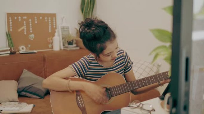 快乐独特的女孩在她的房间里弹吉他-股票视频