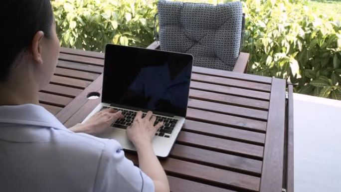 护士坐在阳台附近，使用笔记本电脑或平板电脑技术，开心微笑地说话