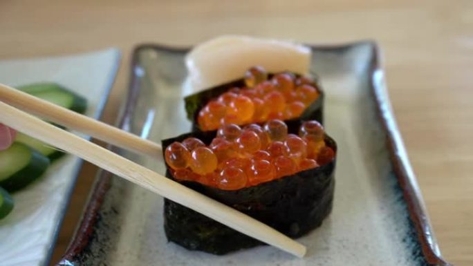 筷子吃三文鱼鱼子寿司ikura maki日本料理