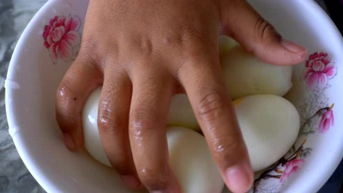 儿童剥煮鸡蛋剥鸡蛋煮早餐食品美味