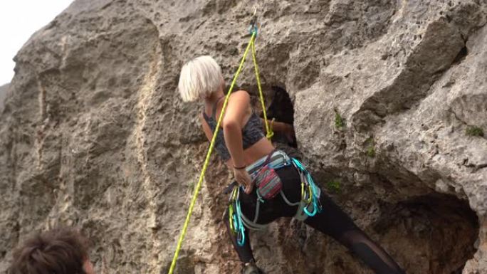 女性攀岩者在大自然攀岩