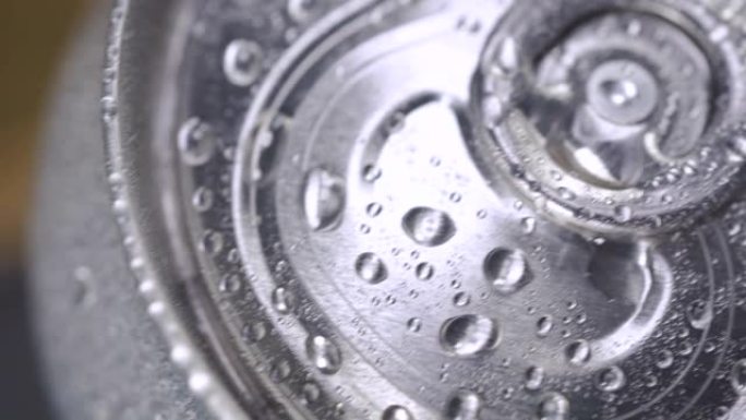 水滴在湿罐汽水或啤酒上。铝苏打锡罐盖软饮料在冰上。慢动作极限宏观特写。喝酒止渴。饮料厂。能量饮料。