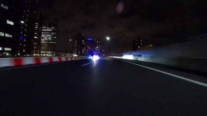 夜间在高速公路上行驶/后视