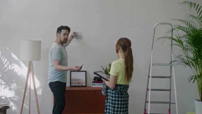年轻夫妇在装修公寓时选择合适的墙壁颜色