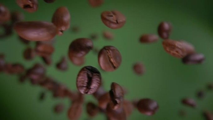 阿拉比卡咖啡豆在橄榄绿背景上斜飞的特写