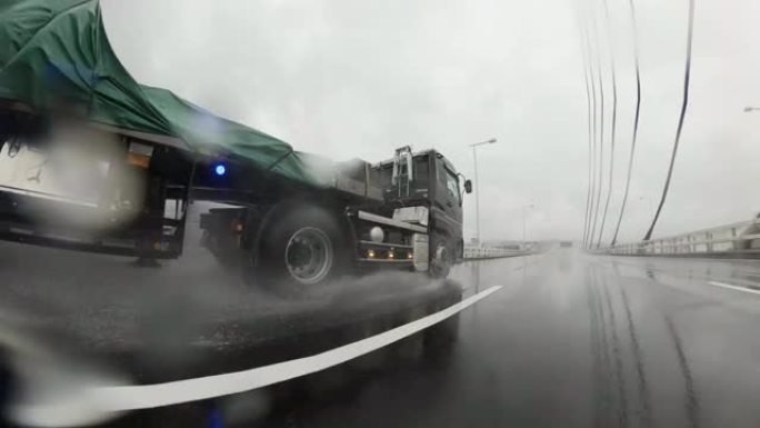 雨天开车。大雨中的交通，高速公路上的交通。镜头上的雨滴