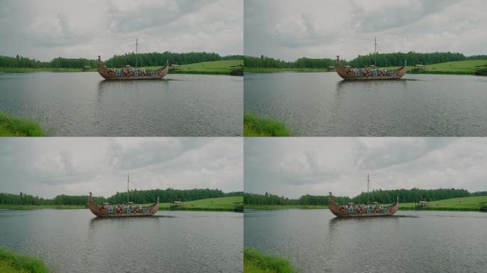 古船停靠在岸边。木制维京船。