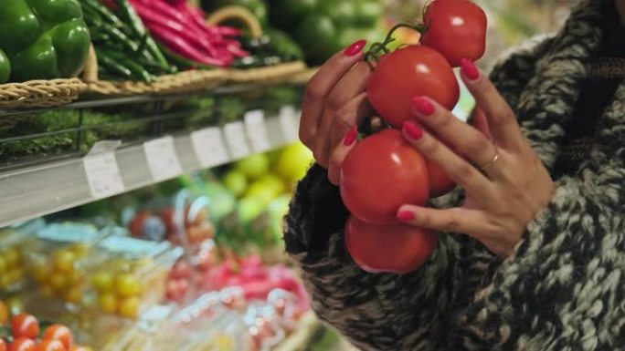 在超市买西红柿的女人。女人选择有机蔬菜
