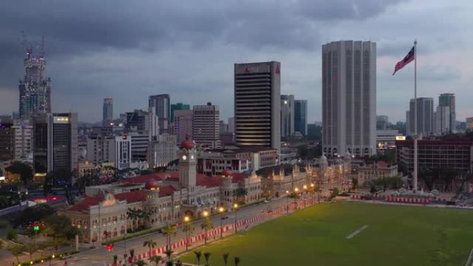 黄昏时分照明吉隆坡城宫殿广场交通街道大型建筑空中全景4k马来西亚
