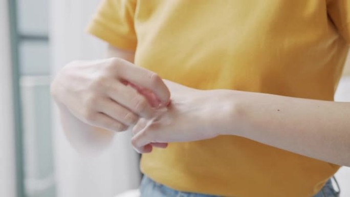 女人患有手痒，可能是过敏或被昆虫叮咬引起的。