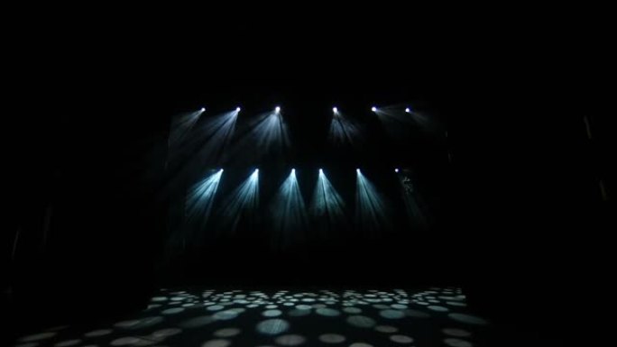 明亮的舞台灯。音乐会灯光的镜头。