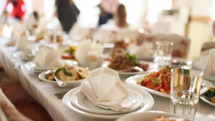 在公司圣诞生日派对活动或婚礼庆典上，供应精美的宴会桌，配有不同的小吃和开胃菜。白色室内装饰餐饮