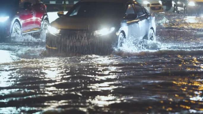 暴雨淹没了汽车。下雨天梅雨洪水洪涝城市积
