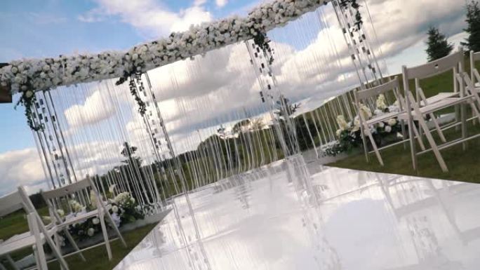 通往带有花卉装饰的婚礼登记拱门的路径