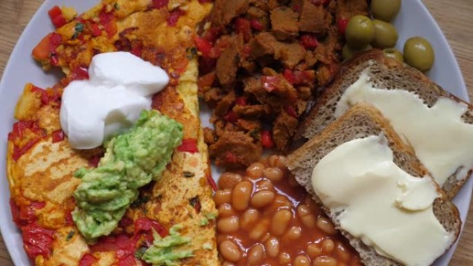 白盘自制全套英式早餐的俯视图。健康均衡饮食理念