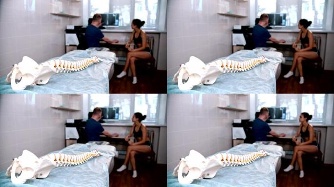 脊椎治疗-医生在会议前检查年轻女子-人体脊柱模型
