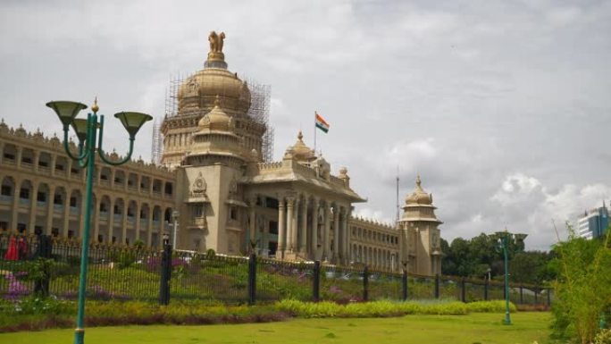 阳光明媚的班加罗尔市著名的宫殿前广场全景4k印度