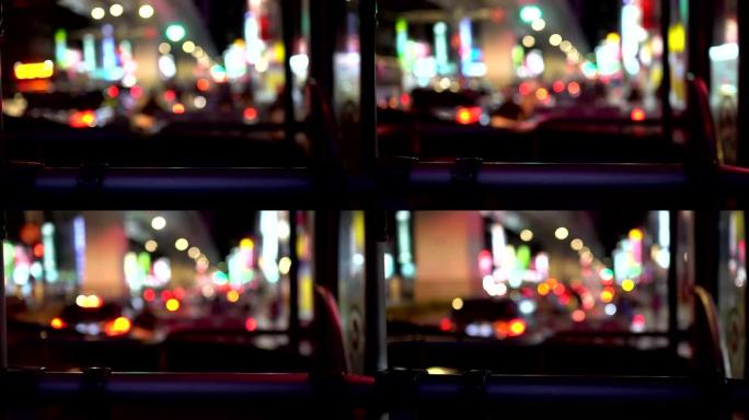 从路上的公共汽车窗口观看。晚上。