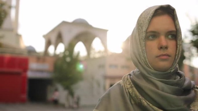 清真寺附近城市环境中年轻穆斯林妇女的肖像