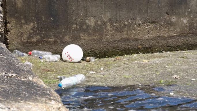 塑料垃圾和瓶子垃圾在水面脏