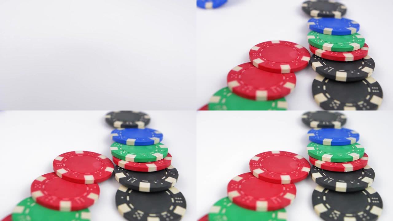 扑克牌筹码扔在白桌上慢动作