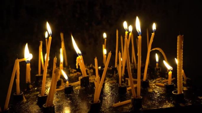 东正教和天主教教堂里，蜡烛在祭坛上燃烧。