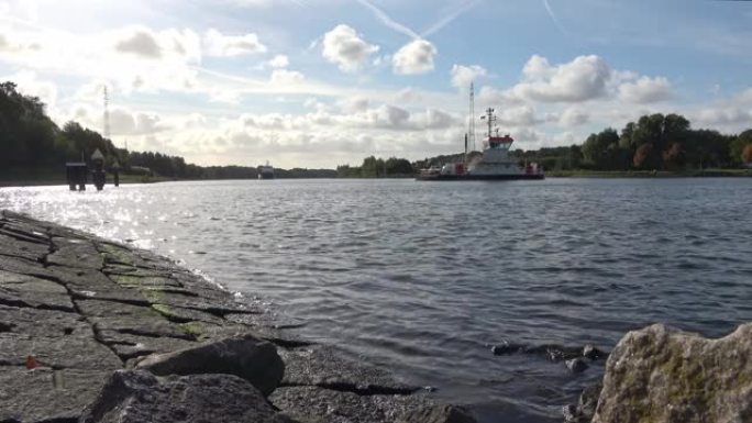 晴天穿越基尔运河的汽车渡轮上的景色