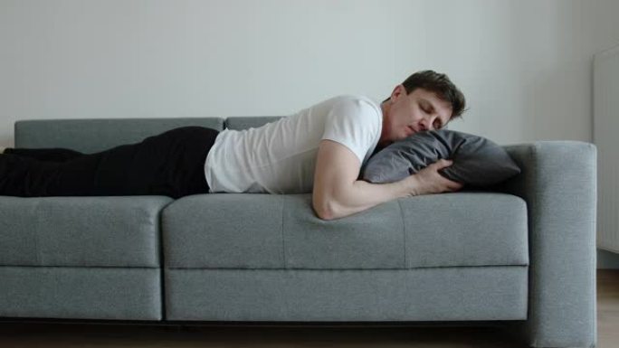 抑郁症: 成年男子睡觉并在家里的枕头上翻身