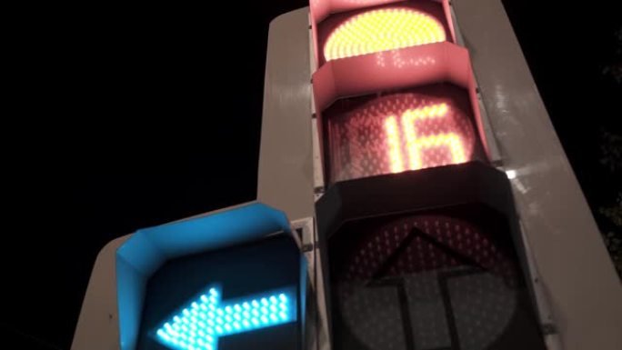 红灯和绿色箭头在左边的交通灯
