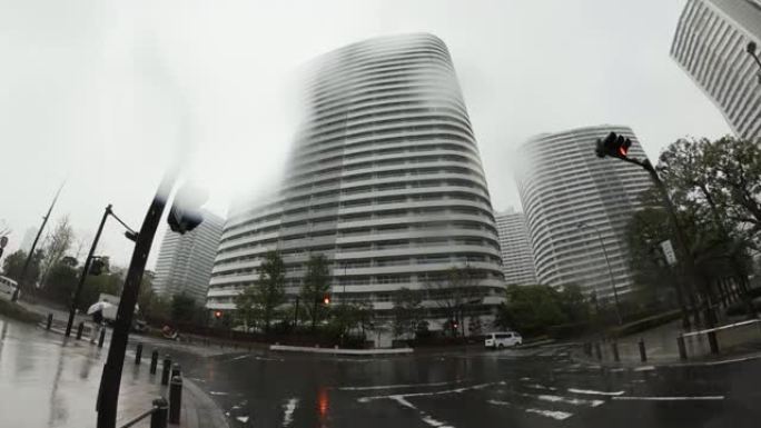 雨天开车。市区多雨，镜头上有雨滴