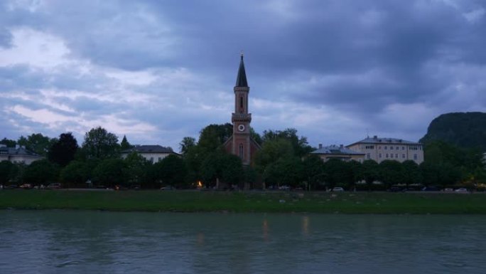 日落天空萨尔茨堡市中心河畔全景4k奥地利